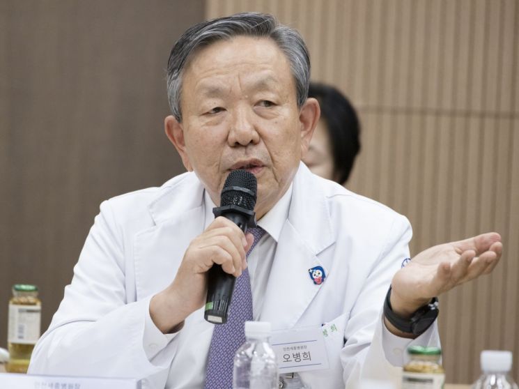 오병희 인천세종병원장이 지난 17일 심장 수술 및 이식에 분야에서 최고 수준인 인천세종병원에 대해 설명하고 있다. 보건복지부