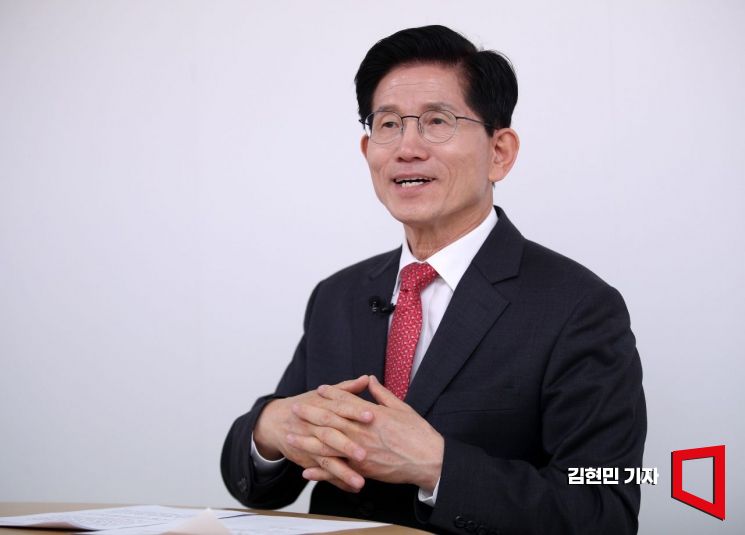 [대선 인터뷰]김문수 "내가 피고인 이재명 이길 후보…기업 살리기 최우선"