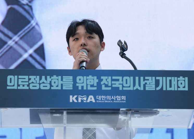 의대생 대표 "희생해도 숭고한 대우 못 받아…인생 걸어 국가 노예 될 지경"