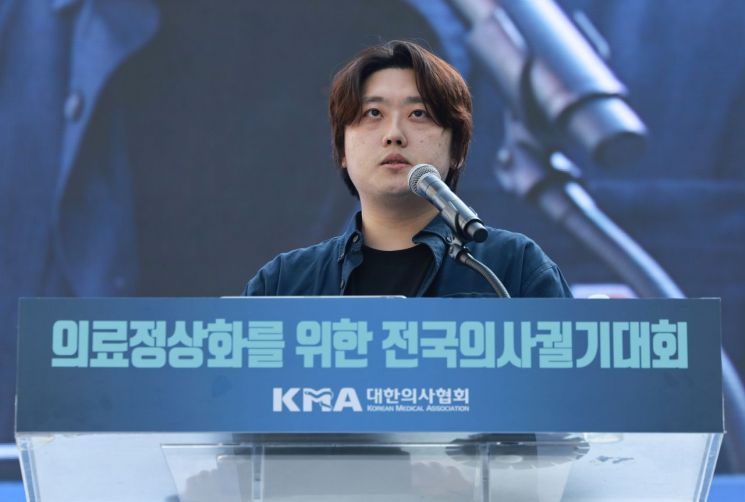 의대생 대표 "희생해도 숭고한 대우 못 받아…인생 걸어 국가 노예 될 지경"