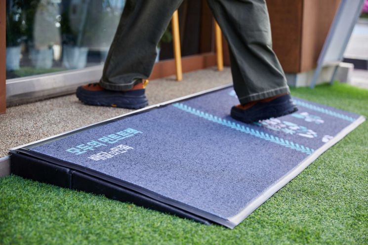 배민, 이동약자 위한 경사로 ‘모두의 민트트랙’ 설치