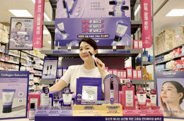 모델이 이마트 매장에서 글로우업 바이 비욘드 신제품을 홍보하고 있다. 이마트 제공.