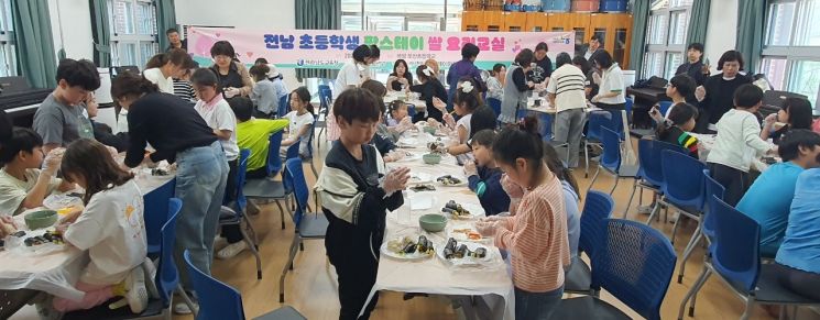지난 18일 곡성오산초등학교 학생 33명이 참여한 가운데 2025년 전남초등학생 쌀 요리 체험교실이 진행됐다. 전남농협 제공