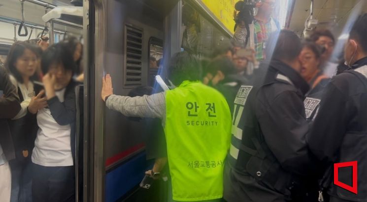 전장연, 1년만에 출근길 지하철 시위…시민들 불편 호소