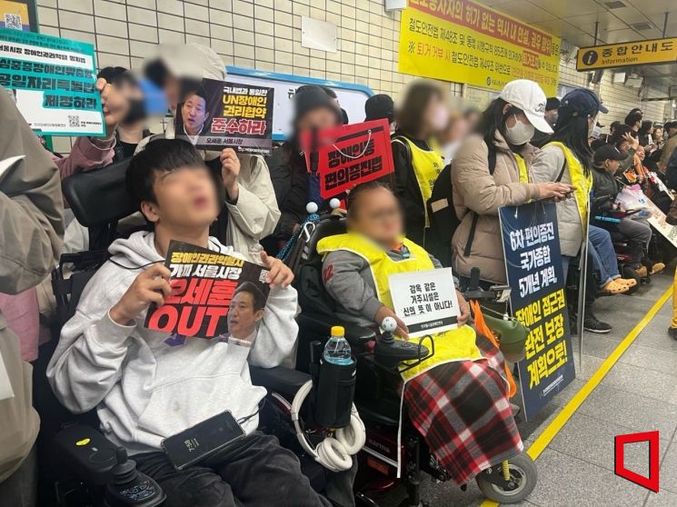 전장연, 1년만에 출근길 지하철 시위…시민들 불편 호소