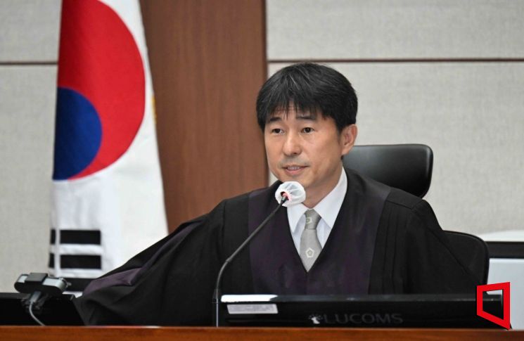 윤석열 전 대통령이 21일 서울 서초동 서울중앙지법에서 열린 내란 우두머리 혐의 형사재판 2번째 공판에서 취재진들의 퇴장을 명령하고 있다. 2025.4.21 사진공동취재단