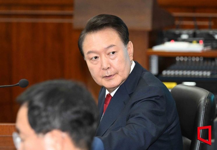 윤석열 전 대통령이 21일 서울 서초구 서울중앙지방법원에서 열린 내란 우두머리 혐의 형사재판 2차 공판에 출석하고 있다. 2025.4.21 사진공동취재단