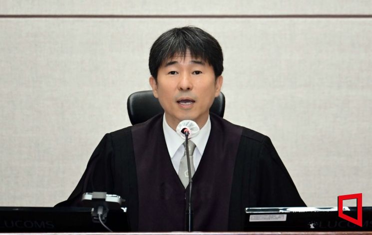 지귀연 부장판사가 21일 오전 서울 서초구 서울중앙지법 417호 법정에서 열린 윤석열 전 대통령의 내란 우두머리 혐의 재판을 하기 전 언론 공개에 대한 발언을 하고 있다. 2025.04.21 사진공동취재단