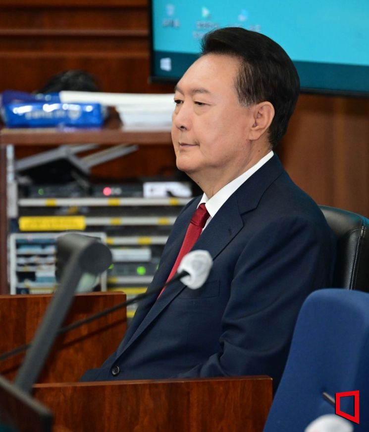 12·3 비상계엄을 선포해 내란 우두머리 혐의로 재판에 넘겨진 윤석열 전 대통령이 21일 오전 서울 서초구 서울중앙지법 417호 법정에 앉아 재판 시작을 기다리고 있다. 2025.04.21 사진공동취재단