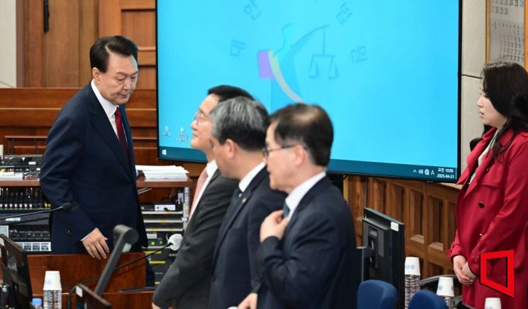 [포토] 윤석열 전 대통령과 변호인단 법정 출석