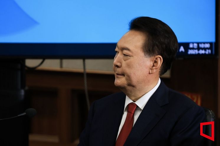 윤석열 전 대통령이 21일 서초동 서울중앙지법에서 열린 내란 우두머리 혐의에 대한 두 번째 정식 재판에 출석하고 있다. 2025.4.21 사진공동취재단