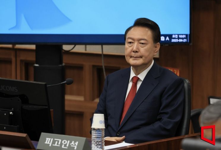 윤석열 전 대통령이 21일 서초동 서울중앙지법에서 열린 내란 우두머리 혐의에 대한 두 번째 정식 재판에 출석하고 있다. 2025.4.21 사진공동취재단