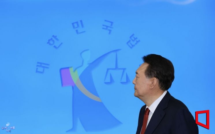 윤석열 전 대통령이 21일 서초동 서울중앙지법에서 열린 내란 우두머리 혐의에 대한 두 번째 정식 재판에 출석하고 있다. 2025.4.21 사진공동취재단