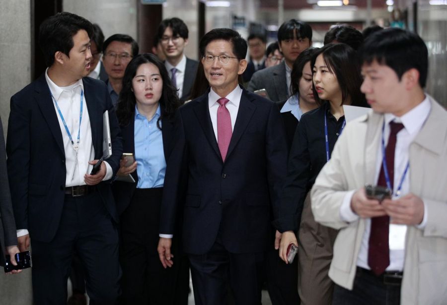 대선 출마를 위해 장관직에서 물러난 김문수 전 고용노동부 장관이 9일 국민의힘 지도부와의 면담 등을 위해 서울 여의도 국회 본청으로 들어서고 있다. 2025.4.9 김현민 기자