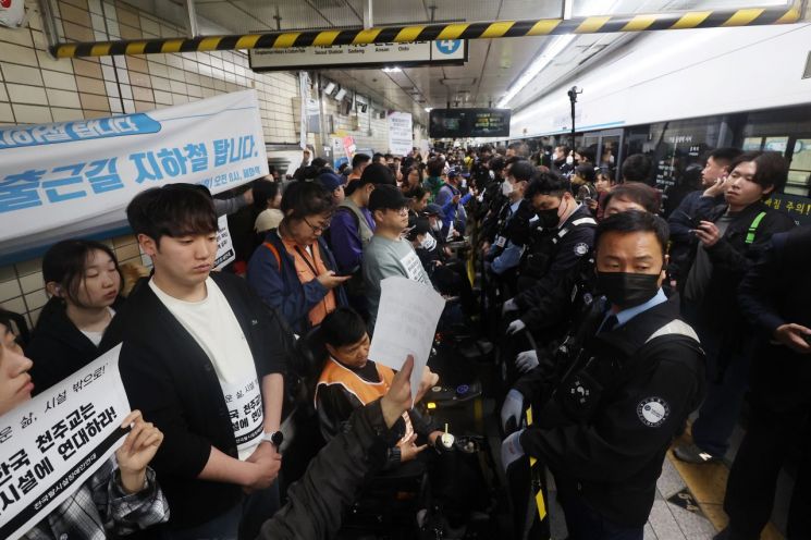 "남양주·노원 시민들이 왜 대가 치르나"…이준석, 전장연 시위에 일침