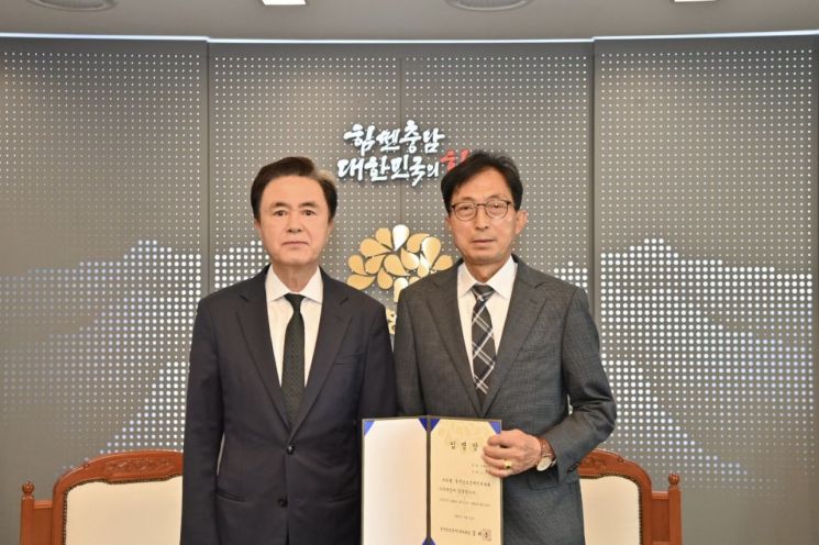 충남도장애인체육회 김상두 사무처장이 김태흠 충남지사로부터 임명장을 받고 있다.