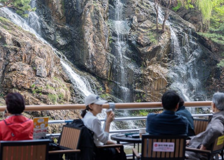 '카페(CAFE) 폭포' 모습. 서대문구 제공.