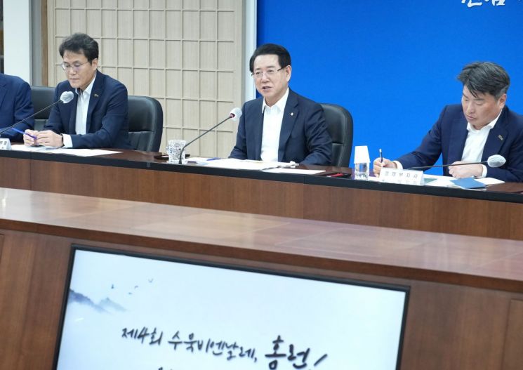 김영록 전라남도지사가 21일 오후 도청 서재필실에서 ‘2025 전남국제수묵비엔날레’ 준비상황 보고회를 주재하고 전시, 행사 등 주요 내용에 대해 논의하고 있다. 전남도 제공