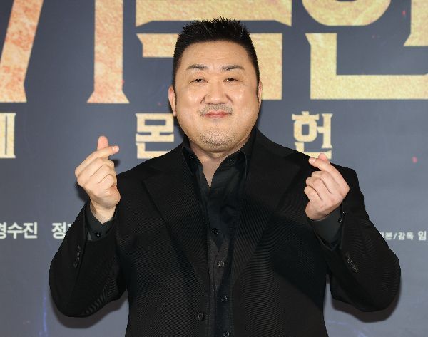 배우 마동석이 21일 서울 광진구 롯데시네마 건대입구점에서 열린 영화 '거룩한 밤: 데몬 헌터스' 제작보고회에서 포즈를 취하고 있다. 연합뉴스