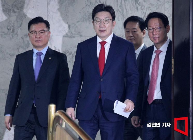 [포토] 원내대책회의 참석하는 권성동