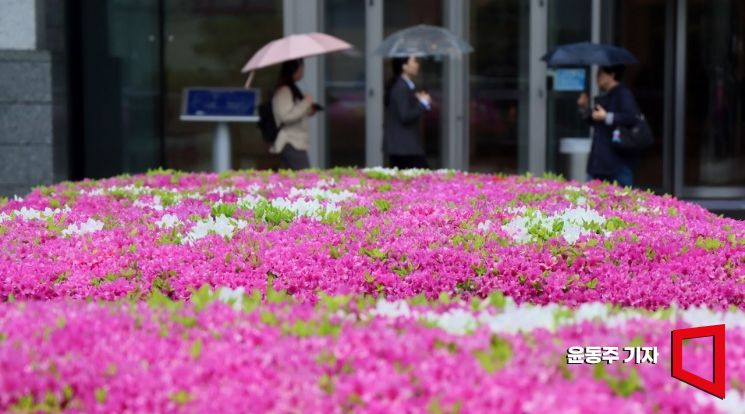 전국적으로 봄비가 내린 22일 서울 중구 세종대로를 지나는 시민들이 발걸음을 서두르고 있다. 2025.04.22 윤동주 기자