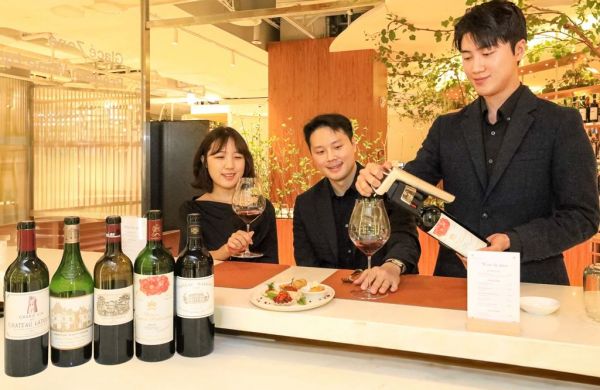 "5대 샤토 한 잔씩"…현대百, 압구정 본점서 '글라스 와인 바' 열어