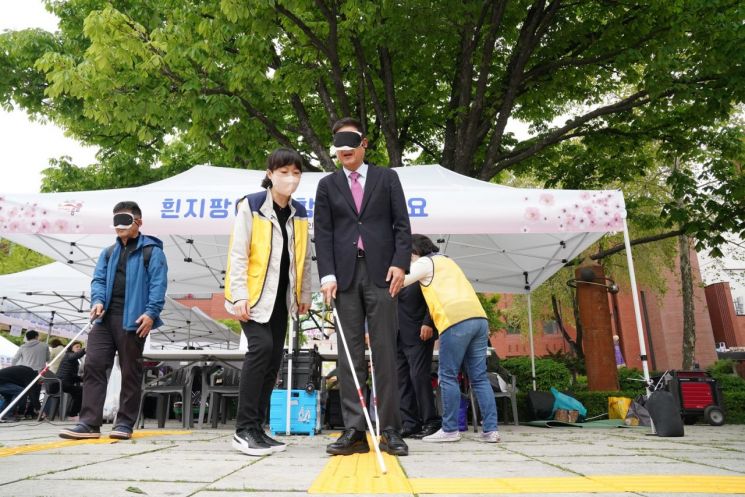 2023년 어울누림 축제에서 장애 체험 중인 정문헌 종로구청장. 종로구 제공.