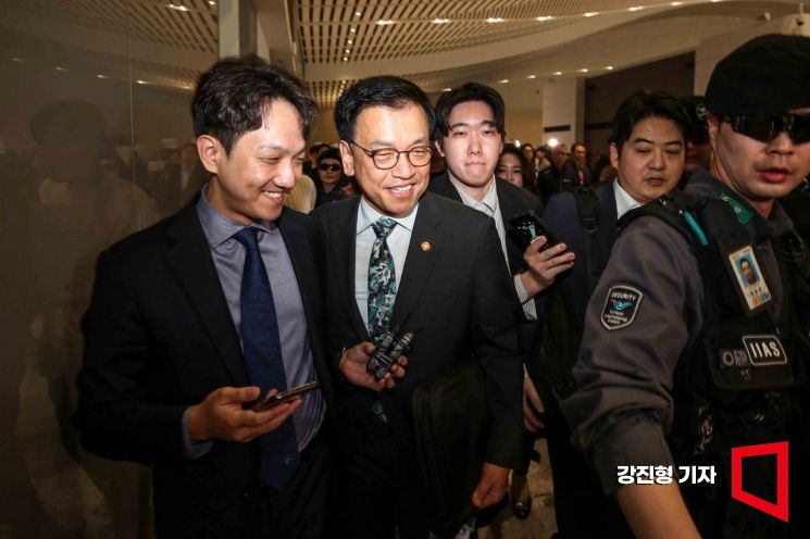 [포토] 출국하는 최상목 경제부총리