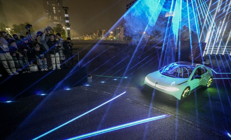 스포트라이트를 받은 BMW 그룹의 고성능 시험 차량 ‘BMW 비전 드라이빙 익스피리언스'. 한국자동차기자협회 공동취재단 제공