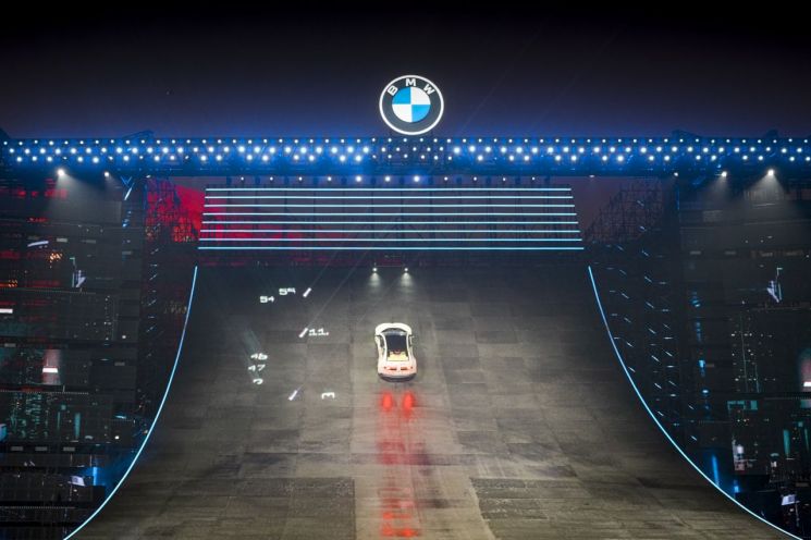 급경사를 오르고 있는 BMW 그룹의 고성능 시험 차량 ‘BMW 비전 드라이빙 익스피리언스'. 한국자동차기자협회 공동취재단 제공