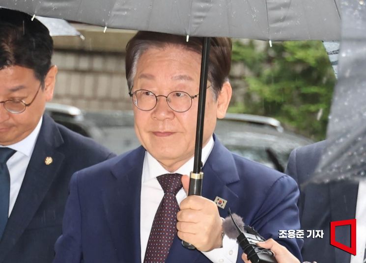이재명 전 더불어민주당 대표가 22일 서울 서초구 서울중앙지법에서 열린 '대장동 배임·성남FC 뇌물 혐의' 1심 속행 공판에 출석하고 있다. 2025.4.22 조용준 기자