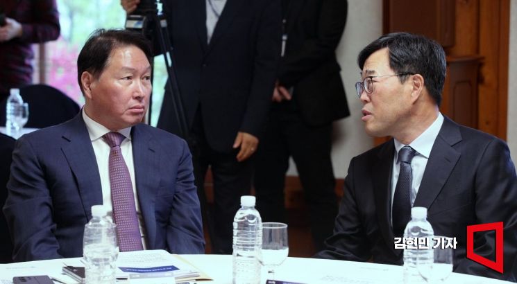 [포토] 국회 미래산업포럼 발족, 대화하는 최태원-김기식