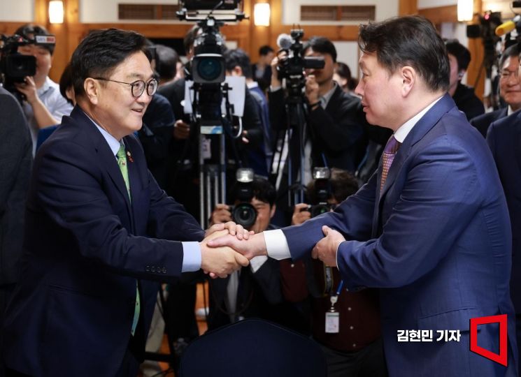 [포토] 인사하는 우원식-최태원