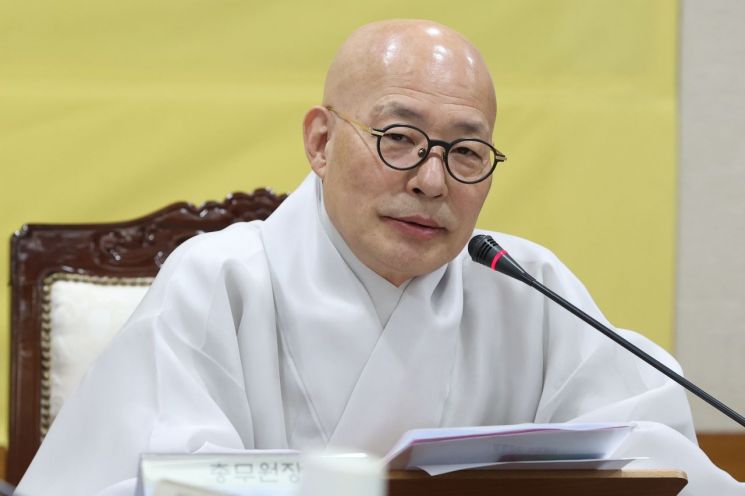 조계종 총무원장 진우스님이 22일 서울 종로구 한국불교역사문화기념관에서 부처님오신날 기자간담회를 하고 있다. 연합뉴스