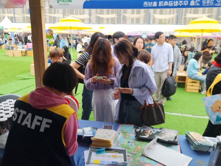 고흥군은 지난16일부터 20일까지 대전컨벤션센터와 엑스포과학공원 일원에서 열린 '2025 대전사이언스페스티벌'에 참가해, 우주항공 중심도시로서의 위상을 널리 알리며 고흥우주항공축제와 고흥군을 홍보했다. 고흥군 제공