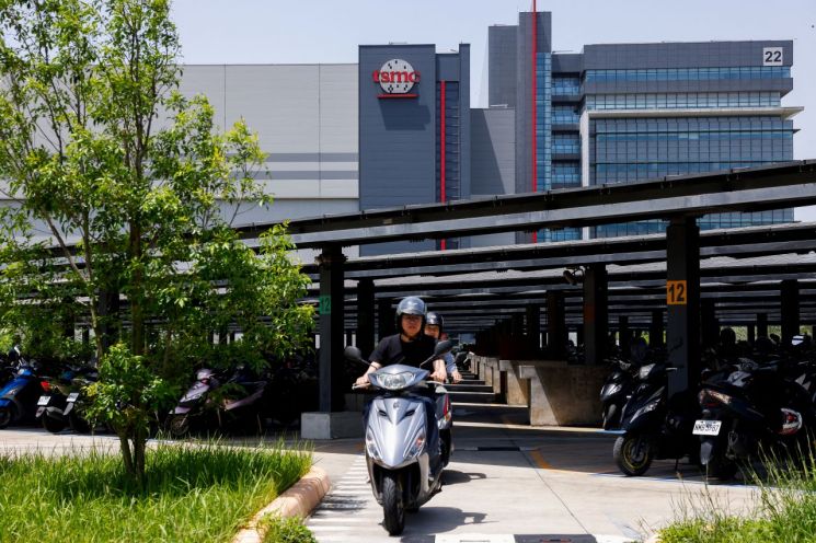대만 신주 과학공원에 있는 TSMC 앞에서 사람들이 오토바이를 타고 있는 모습. 위 기사 이해를 돕기 위한 사진으로 내용과는 무관. 로이터 연합뉴스