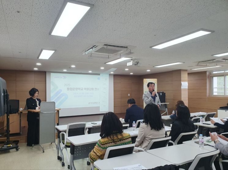 경기도교육청이 경기도교육청율곡연수원 안양교육관에서 22일 교장, 행정실장을, 다음 달 13일에는 교감을 대상으로'통합운영학교 학교 경영자 역량 강화 연수'를 진행하고 있다. 경기도교육청 제공