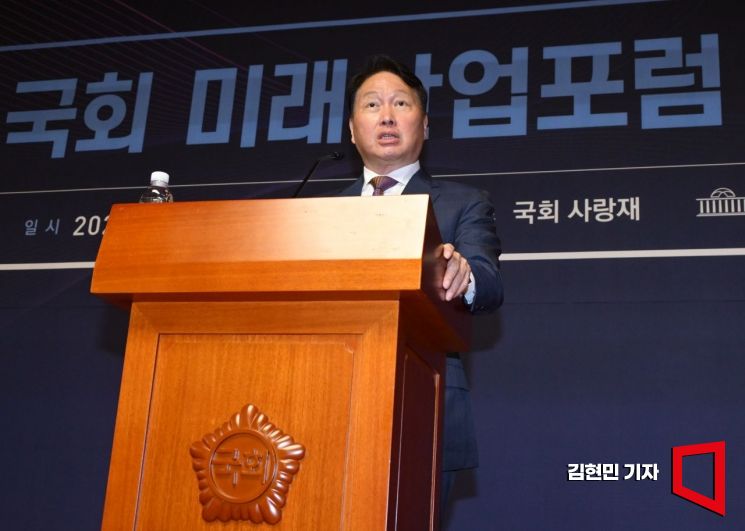 최태원 대한상공회의소 회장이 22일 서울 여의도 국회 사랑재에서 열린 국회 미래산업포럼 발족식에서 강연을 하고 있다. 2025.4.22 김현민 기자