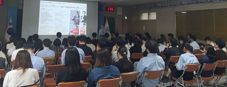 곡성군은 지난 21일 군청 대통마루에서 전 직원을 대상으로 '적극행정 ON, 혁신 UP' 교육을 실시했다. 곡성군 제공