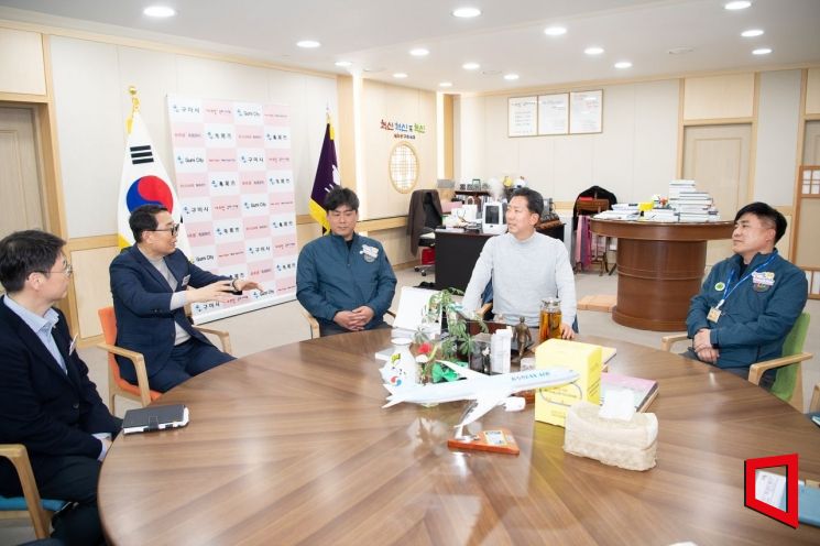 전달식에서 권용철 코오롱인더스트리 구미1공장장과 윤상훈 구미시체육회장, 김장호 구미시장(대회 조직위원장) 등 관계자들이 함께해 대회 준비 상황을 공유하고 지속적인 상생협력을 약속하고 있다.