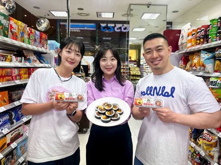 문지원 GS25 MD(가운데), 김밥 큐레이터 정다현 작가(왼쪽), 롤앤롤김밥 송지훈 사장(오른쪽)이 '전국 김밥 일주' 시리즈 첫 상품인 '롤앤롤 매콤 잡채 김밥'을 소개하고 있다. (사진제공=GS리테일)