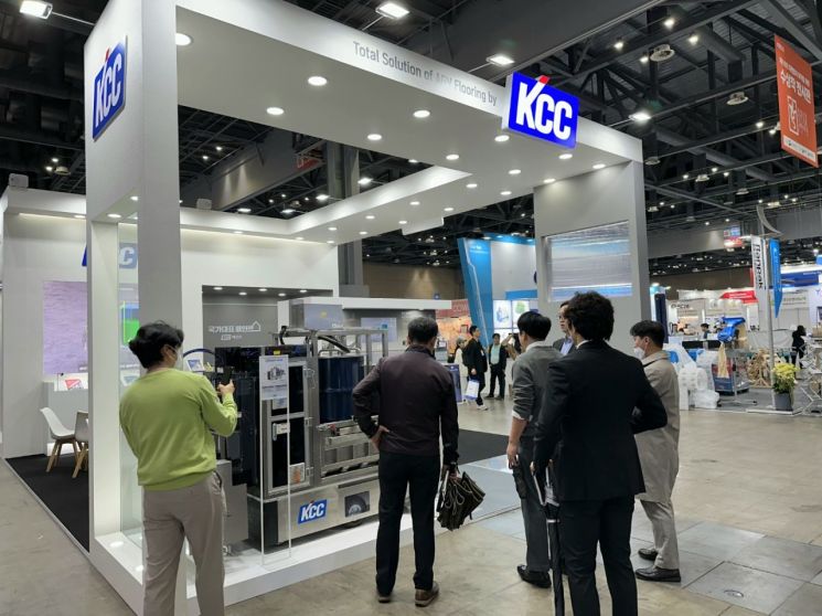 KCC, 자율주행 물류로봇 전용 바닥재·도장 로봇 선봬