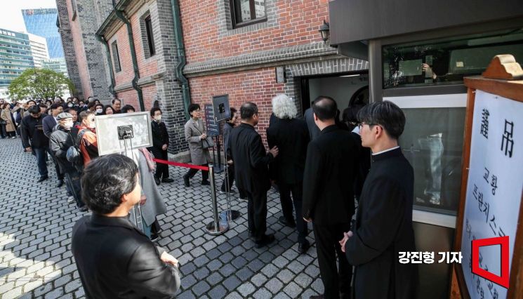 [포토] 프란치스코 교황 추모 빈소로 이동하는 카톨릭 신자들
