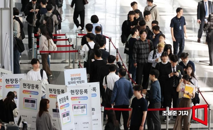 "韓 받치는 승승장구 '영포티' 어디갔어?"…지갑도 닫고, 취업도 줄고