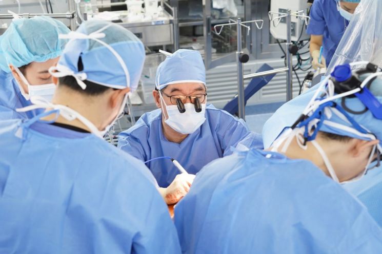 의정부을지대학교병원 송현 병원장(심장혈관흉부외과)이 관상동맥우회로술을 집도하고 있다. 의정부을지대병원 제공
