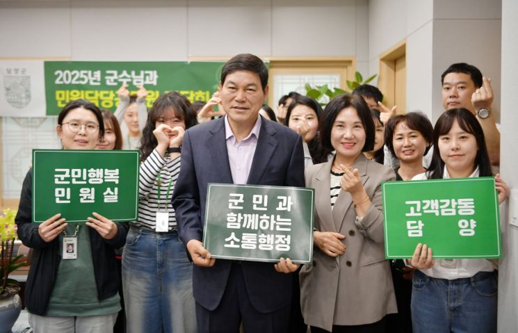 정철원 담양군수는 지난 22일 민원 담당 공무원 20여명이 참석한 가운데 '오담 행복 간담회'를 갖고, 민원 응대 과정에서 겪는 고충과 제도개선 사항 등 다양한 의견을 공유했다. 담양군 제공