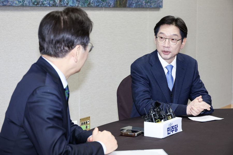 김경수 전 경남도지사가 지난 2월 국회에서 이재명 더불어민주당 대표와 만나 발언하고 있다. 2025.02.13 김현민 기자