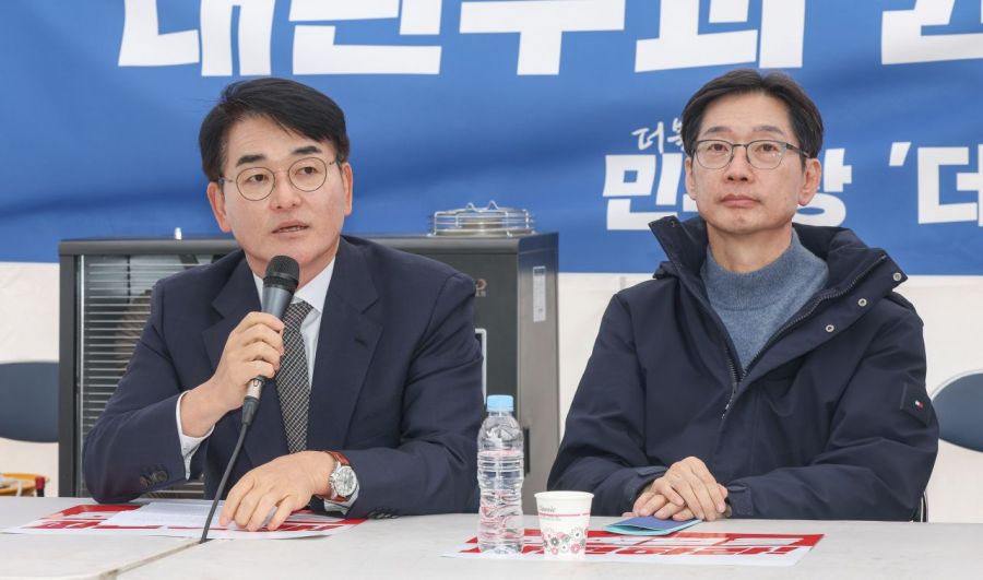 박용진 더불어민주당 전 의원과 김경수 전 경남지사가 지난달 서울 종로구 경복궁 앞 더불어민주당 천막 농성장에서 열린 국난극복을 위한 시국간담회에서 모두발언을 하고 있다. 2025.3.12 김현민 기자