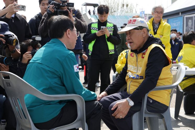 납북자단체, 대북전단 살포 저녁으로 연기…파주시, 강력 대응