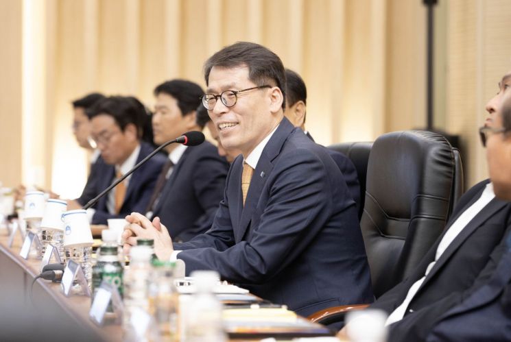 23일 안양과천상공회의소에서 열린 중소기업 현장 간담회에서 김성태 IBK기업은행장이 중소기업 대표들과 대화 하고 있는 모습. IBK기업은행 사진제공.